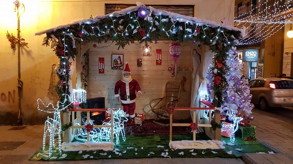 Casetta Di Natale.Pagani In Via Mangino Presepe E Casetta Di Babbo Natale Agro 24