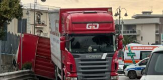 camion-incastrato-a-Pagani